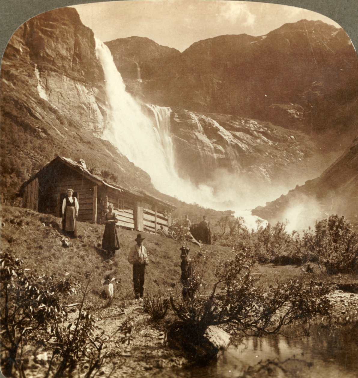 Skiaeggedals瀑布在525英尺高空跳下的悬崖脚下的一座简陋山区住宅，约1905年。 作者 不明