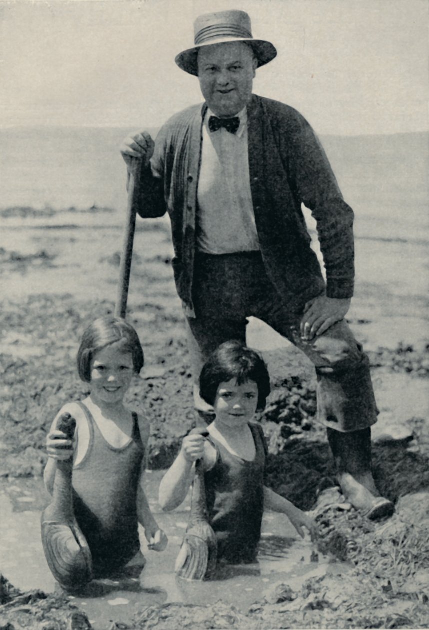 在普吉特海湾狩猎难以捉摸的象拔蚌，c1935 作者 不明