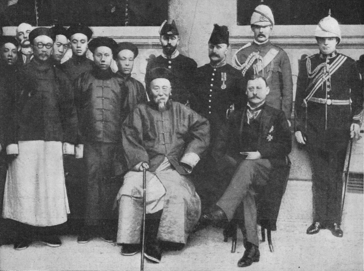 在《国泰航空》中-香港的一个有趣团体，摄于1900年李洪去北京之前 作者 不明