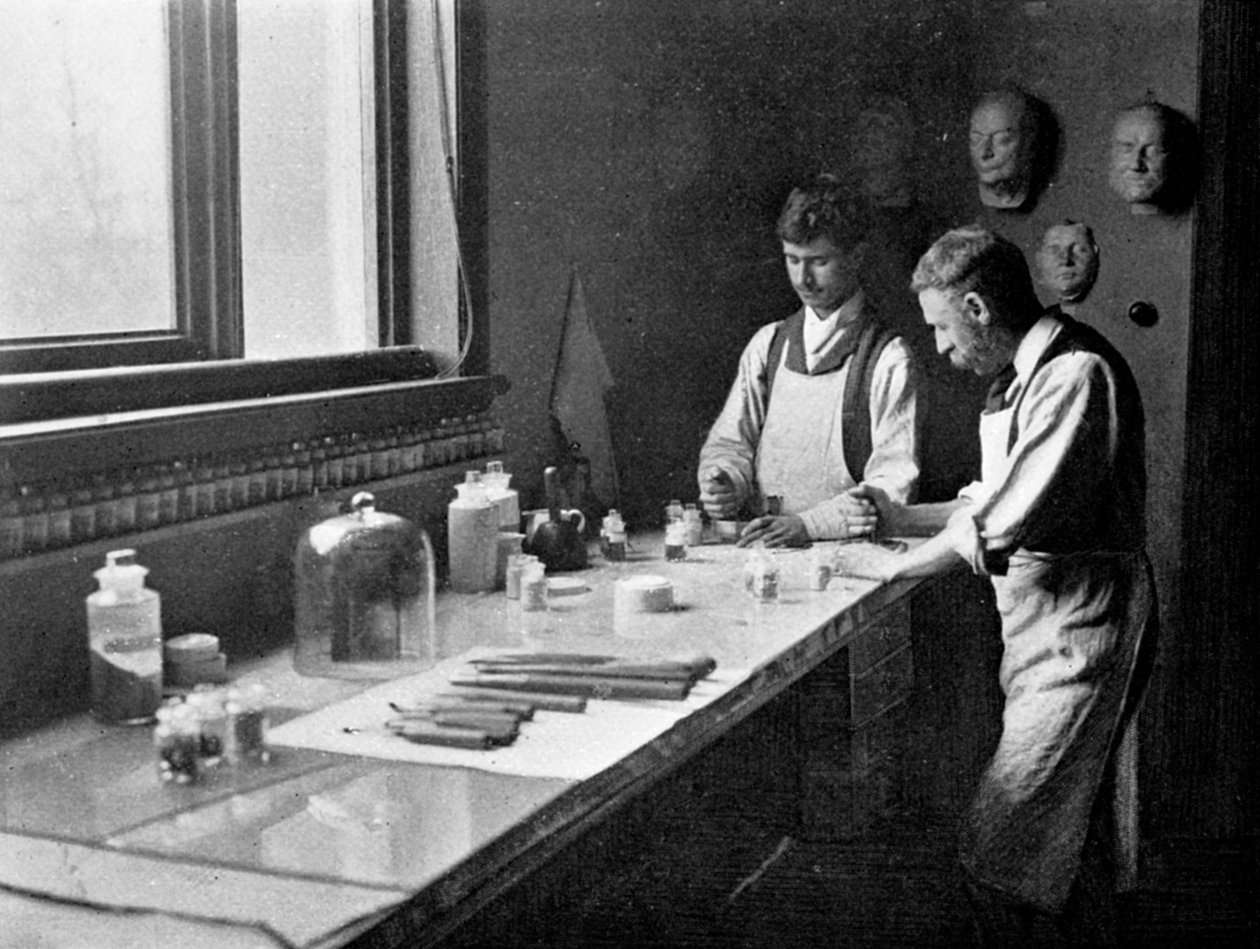 1899年，在赫尔科默斯教授的珐琅工作室中，打磨色彩 作者 不明