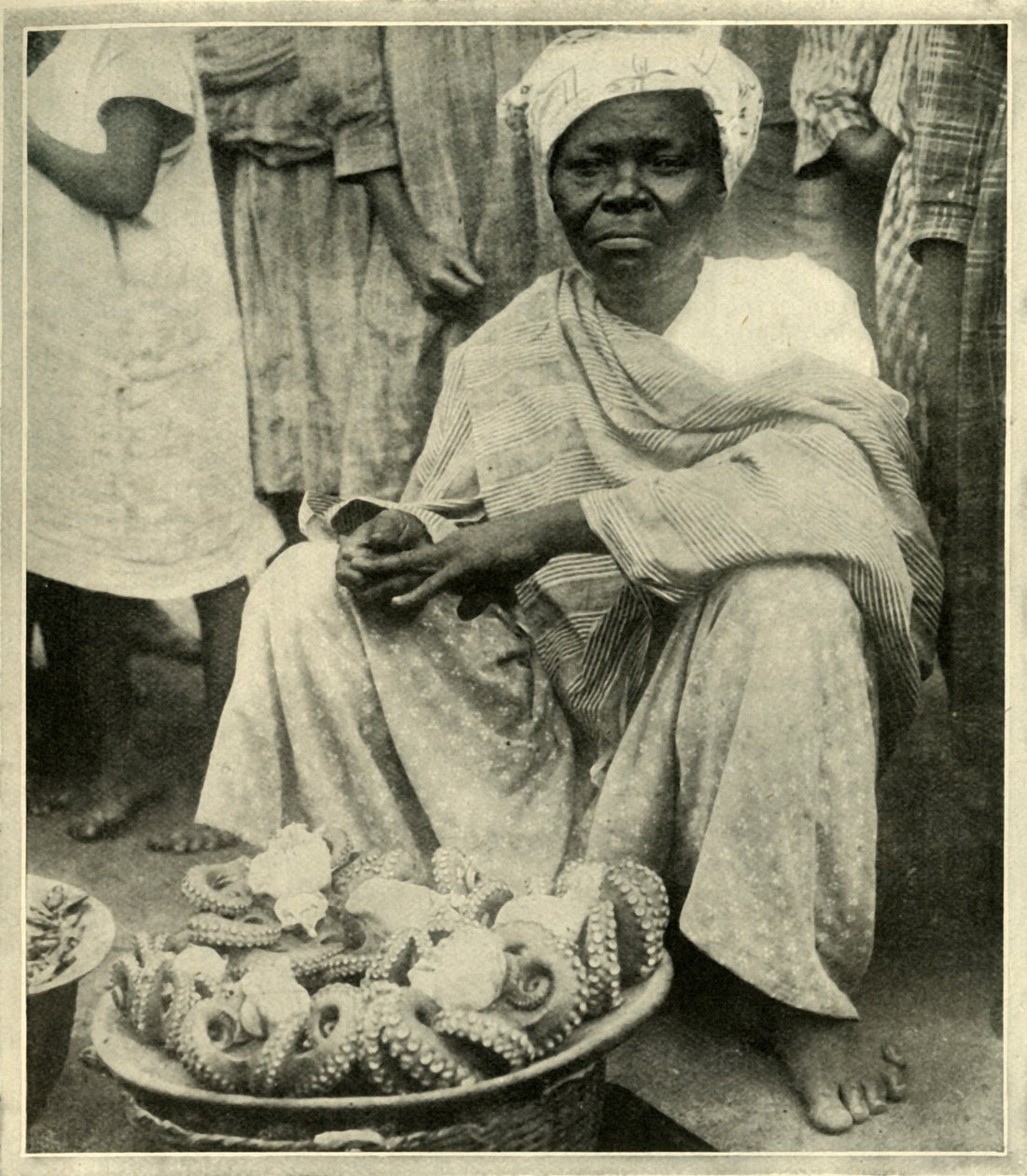 在本地鱼类市场上，c1948。 作者 不明