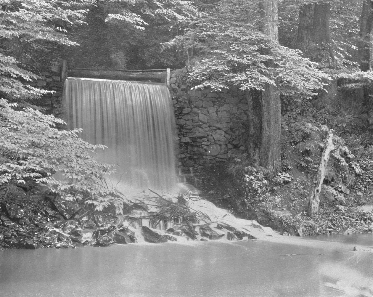 独立瀑布，落在美国费城附近的达比溪（Darby Creek）上，摄于1900年。 作者 不明