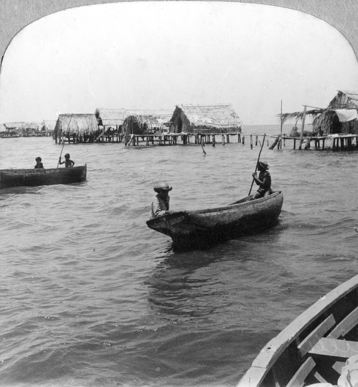 委内瑞拉马拉开波湖原木独木舟的印第安人，约1900年代 作者 不明