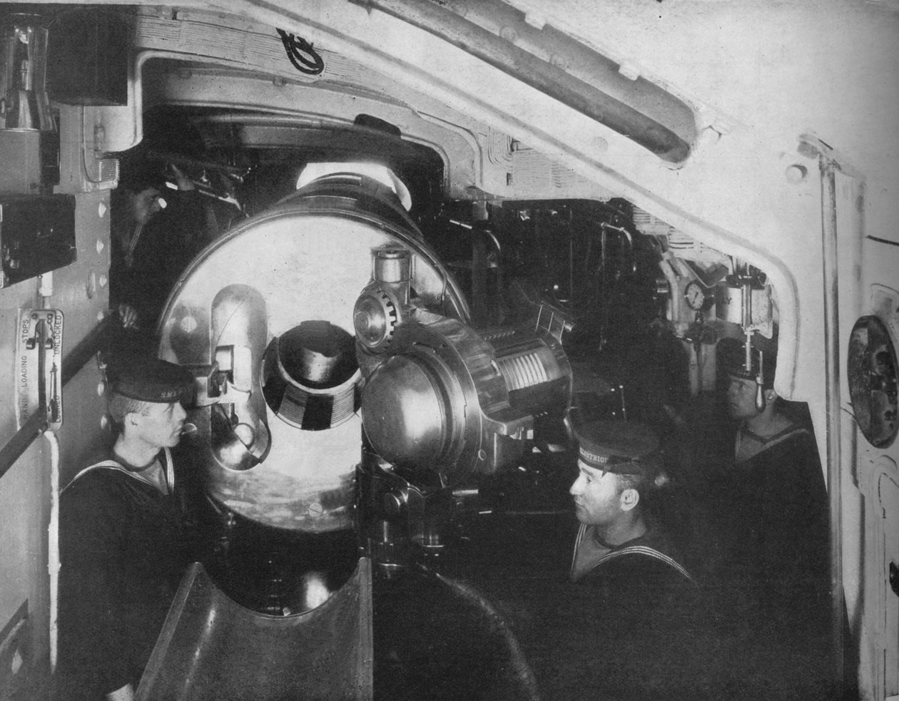 1914年，一艘战舰的发夹内部显示了135英寸枪口的后膛 作者 不明