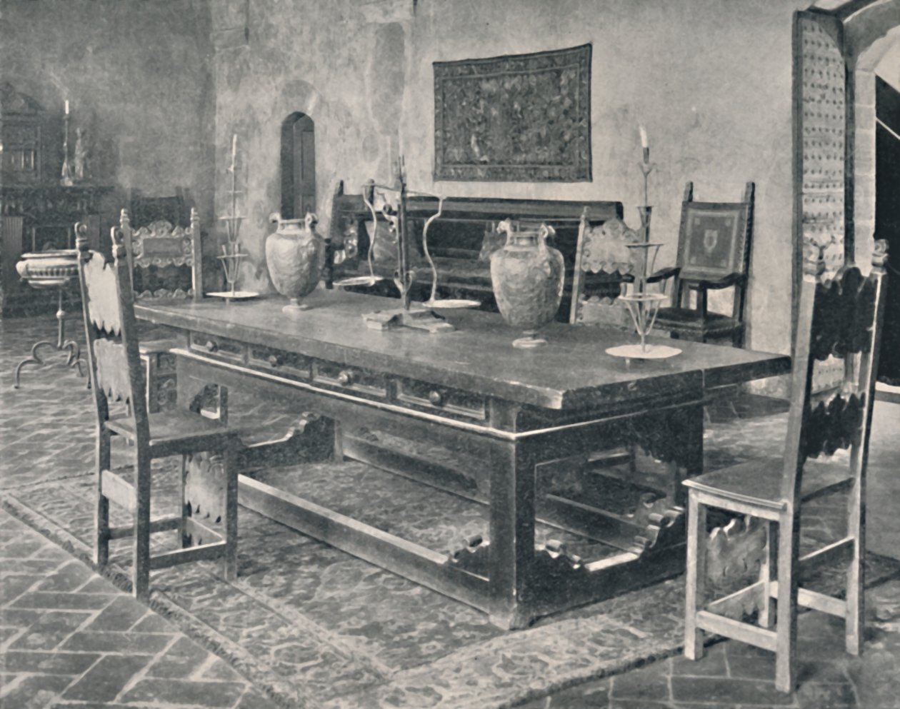 内政部，达万扎蒂宫-带有帕尔马或摩德纳区的15世纪餐桌，1928年 作者 不明