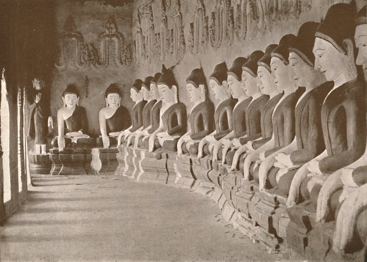 1900年实皆市佛教寺院内部。 作者 不明