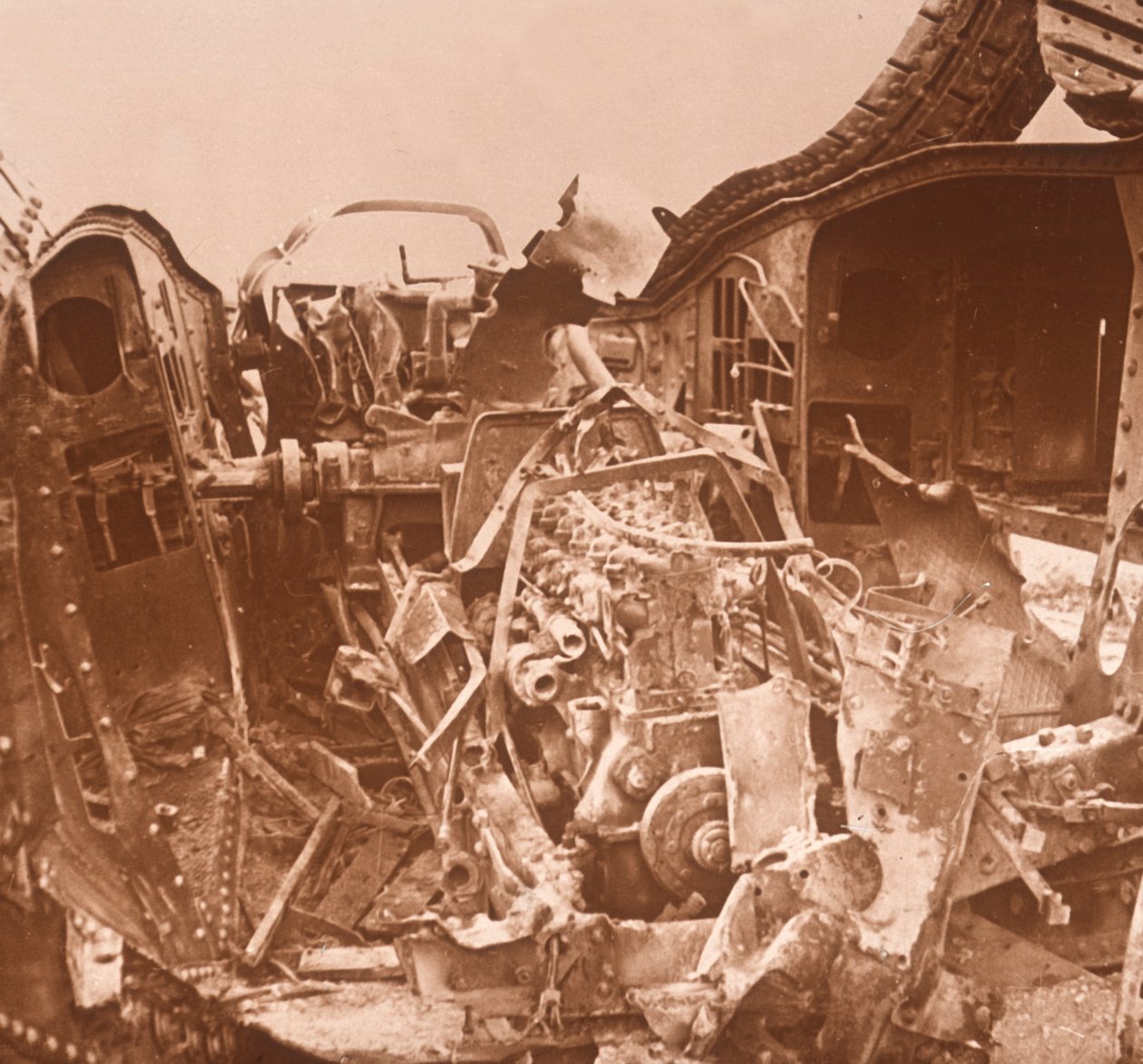 C1914-C1918已撕开的储罐内部 作者 不明