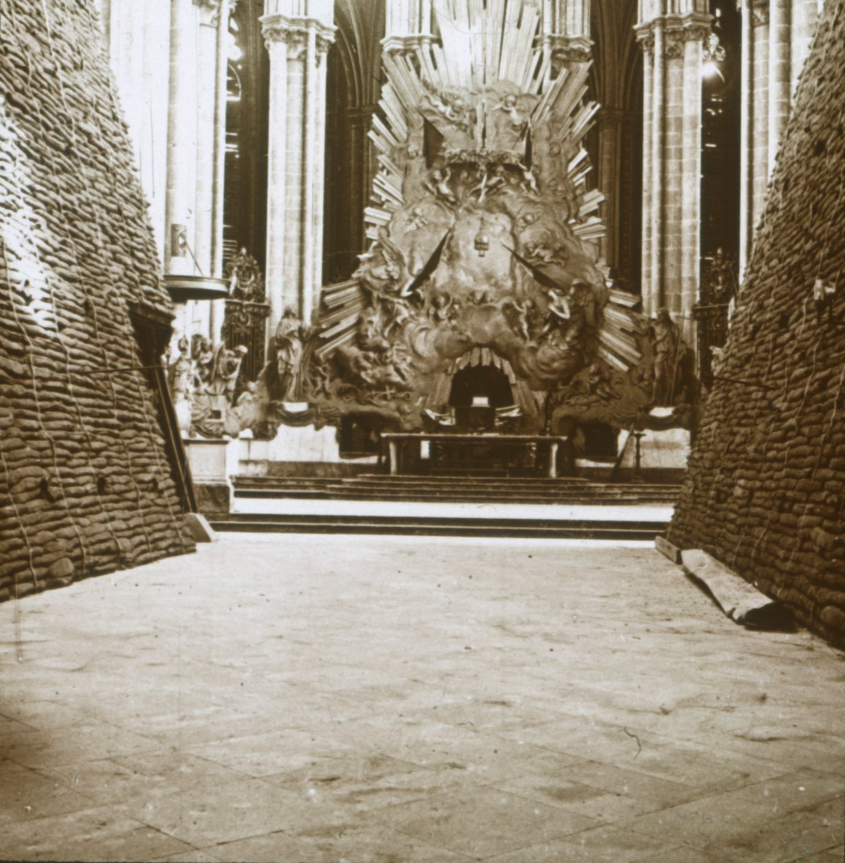 大教堂的内部，法国北部亚眠，c1914-c1918 作者 不明