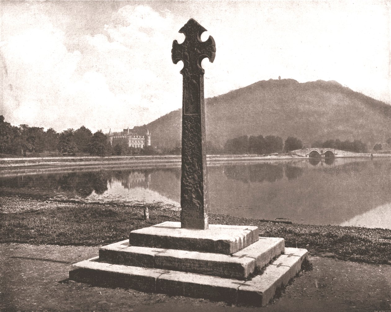因弗雷里城堡和凯尔特人的十字架，苏格兰阿盖尔，1894年。 作者 不明