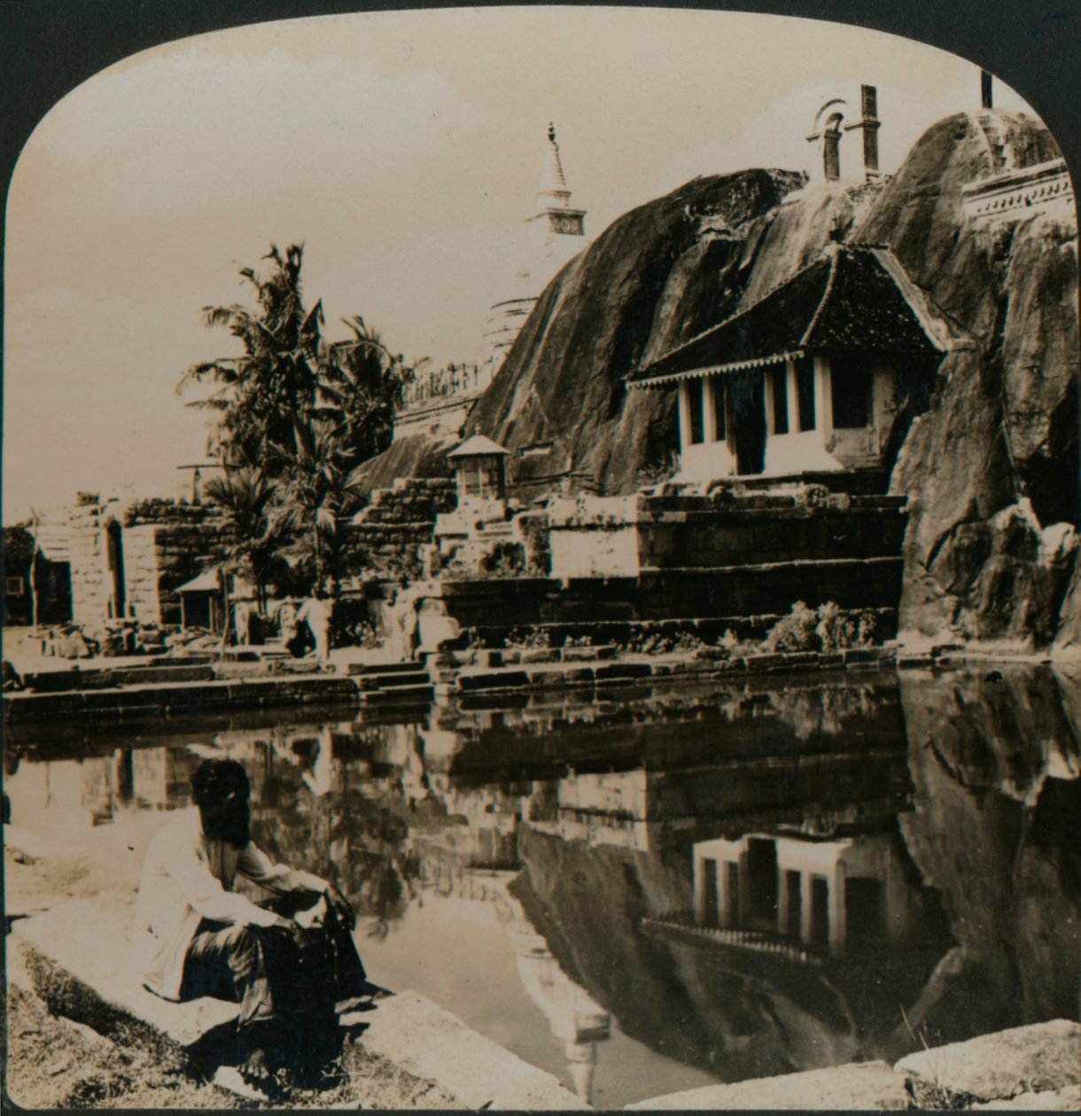 Isuruminiya，位于锡兰中心的一座古老而风景如画的岩石寺庙，1907年 作者 不明