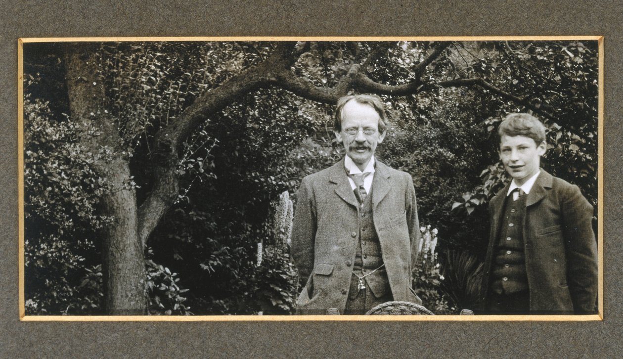 J J Thomson 和他的儿子 George，c 1909 作者 不明