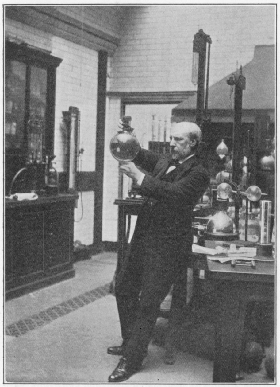 詹姆斯·杜瓦（James Dewar），苏格兰化学家，物理学家，实验室，摄于1890年 作者 不明