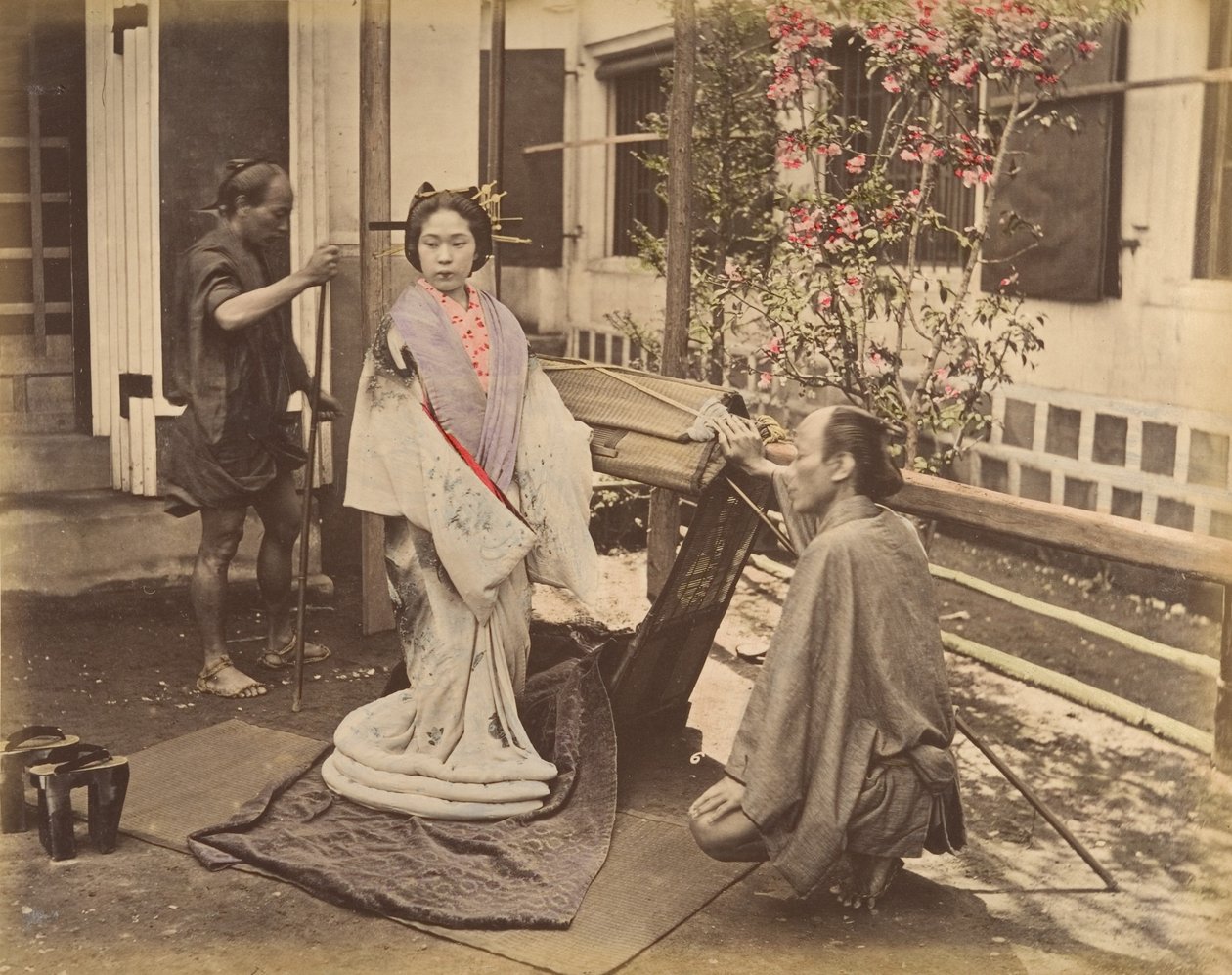 [穿着传统服饰的日本妇女与两名男子合影]，1870年代。 作者 不明