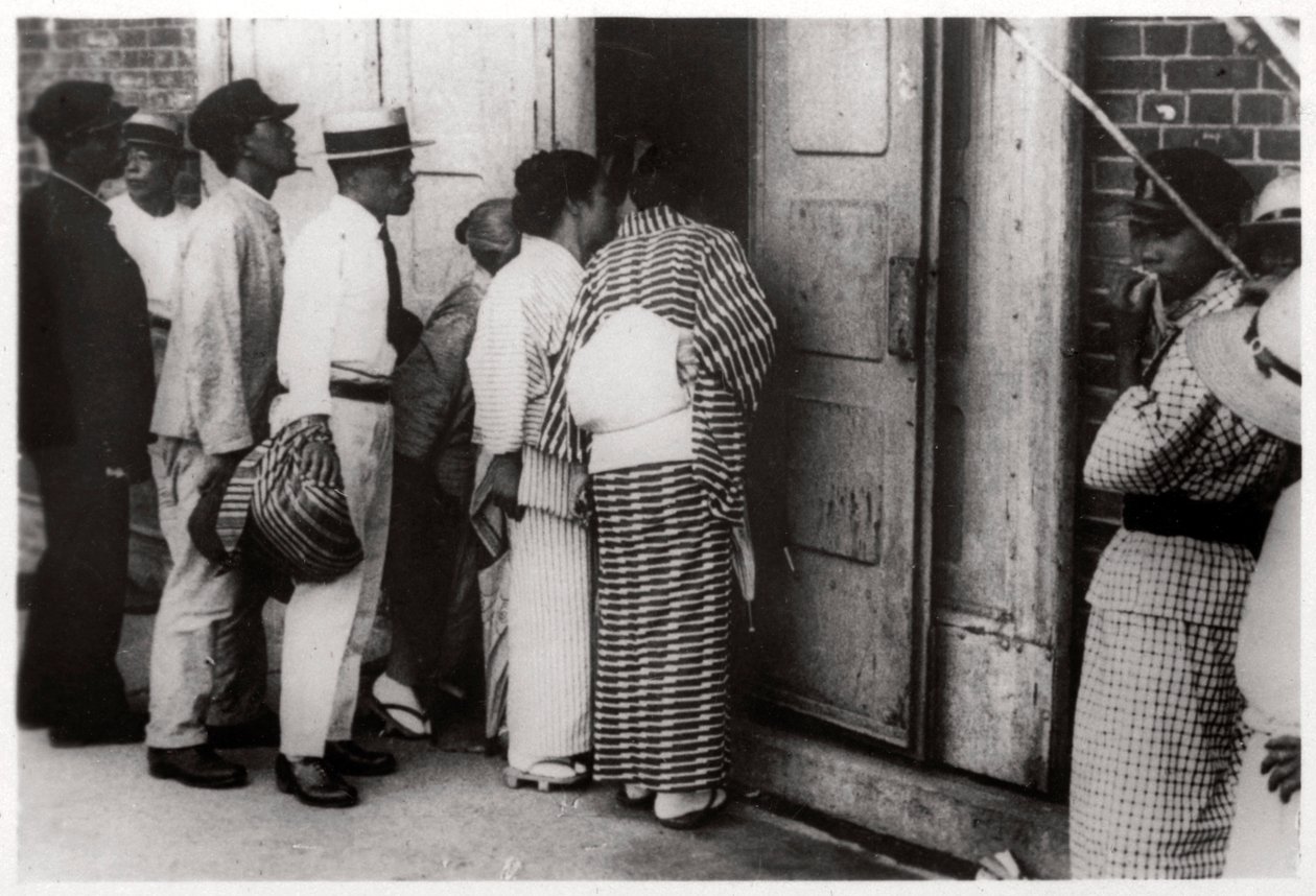 1929年1933年，日本霞浦市，齐柏林飞艇机库的日本人群 作者 不明