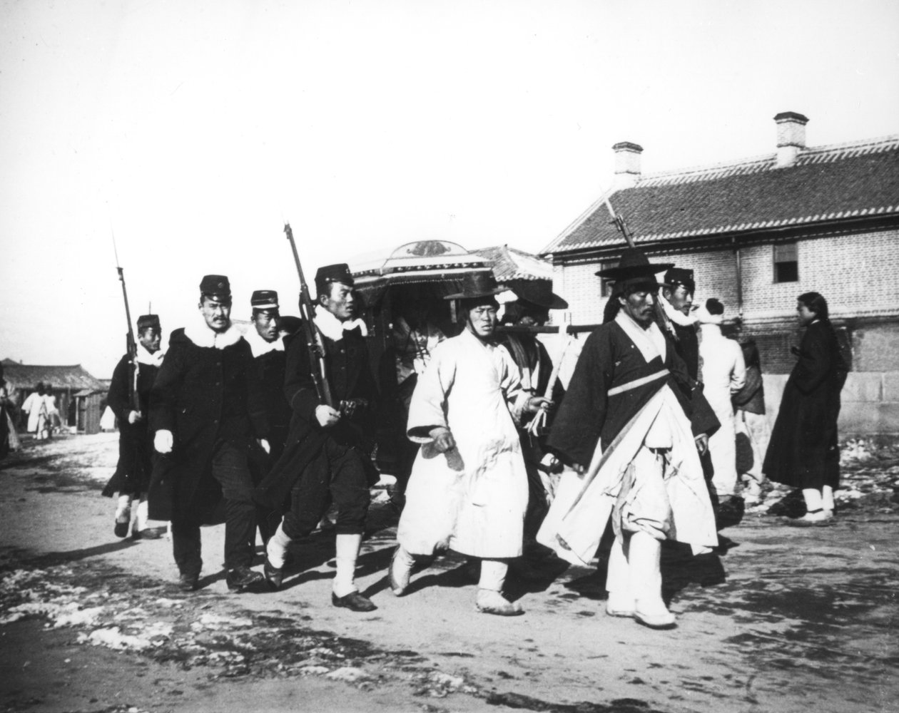 带士兵护卫的日本官员，韩国，c1900年 作者 不明