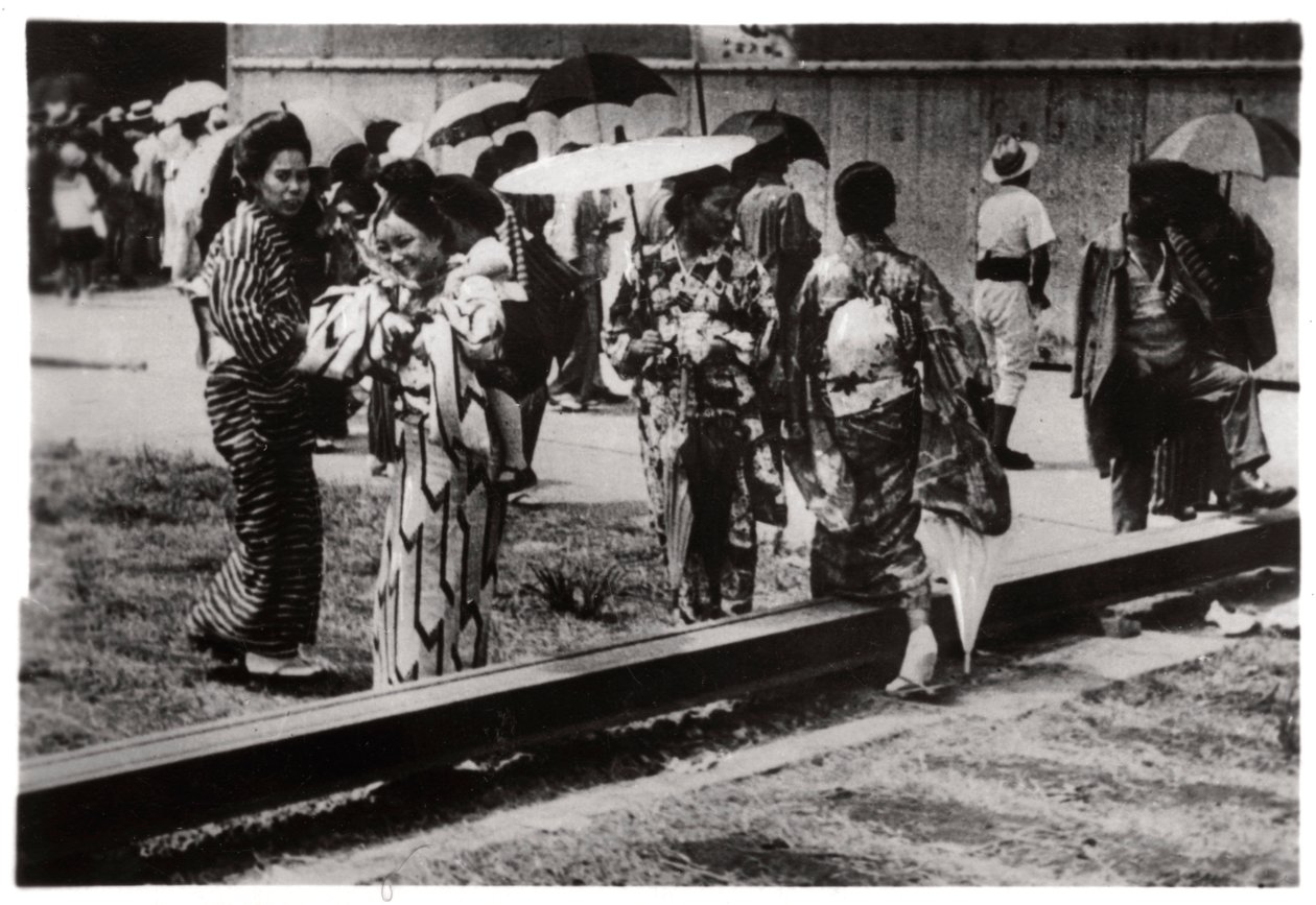 Zeppelin机库的日本妇女，日本霞浦，1929年，1933年 作者 不明