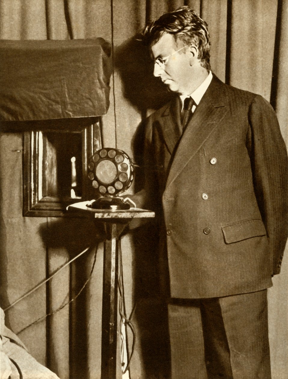 1930年7月14日，约翰·洛吉·贝尔德（John Logie Baird）观看了电视播出的第一部戏。 作者 不明