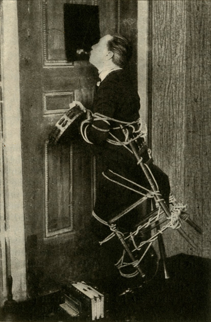 约翰·内维尔·马斯克莱恩（John Nevil Maskelyne）表演了精神内阁错觉，c1910。 作者 不明