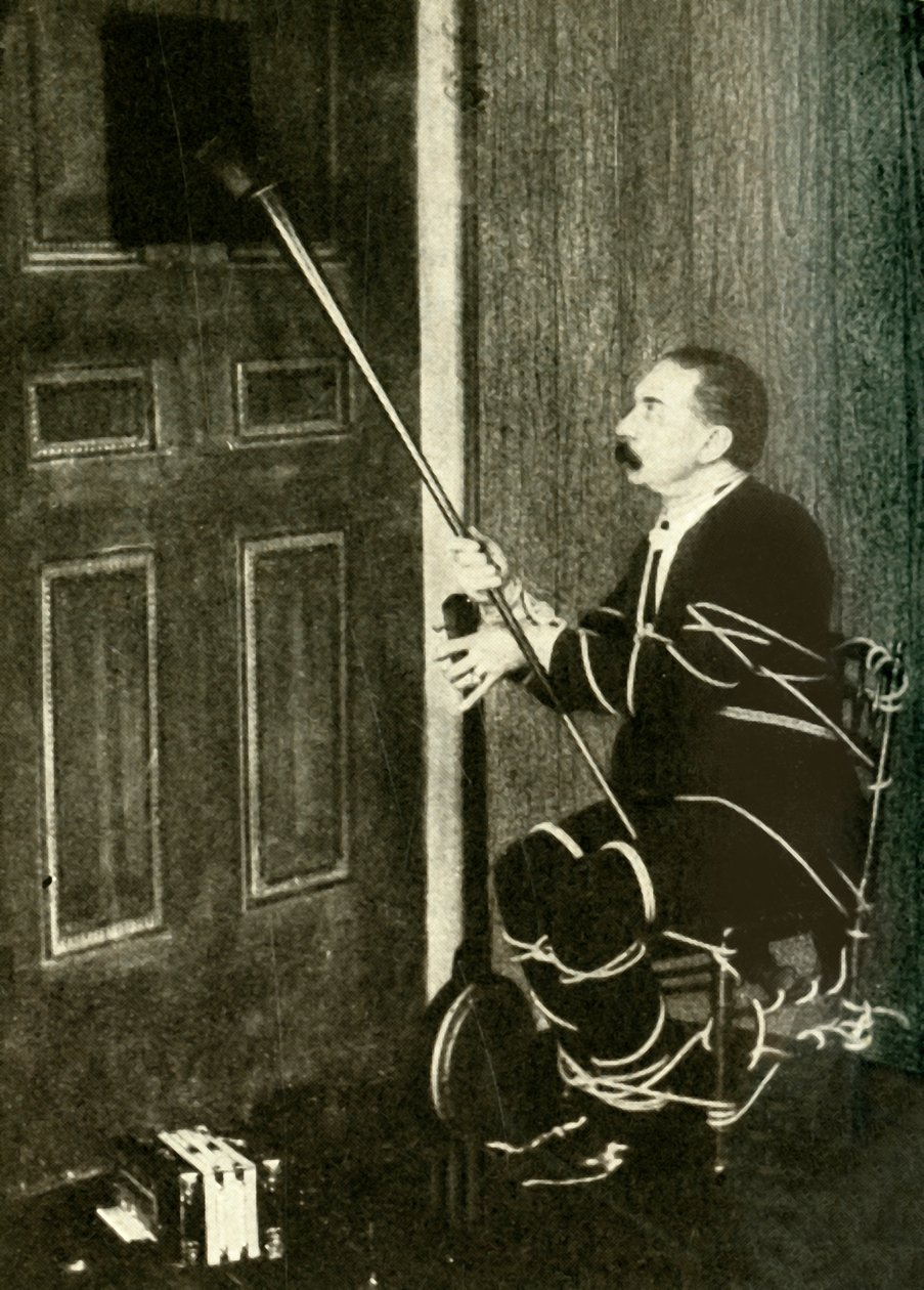 约翰·内维尔·马斯克林（John Nevil Maskelyne）表演了精神内阁错觉，c1910。 作者 不明