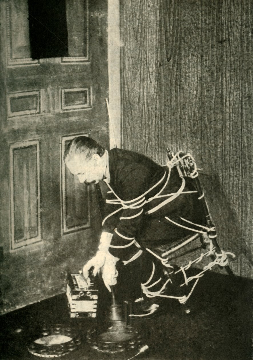 约翰·内维尔·马斯克莱恩（John Nevil Maskelyne）表演了精神内阁错觉，c1910。 作者 不明