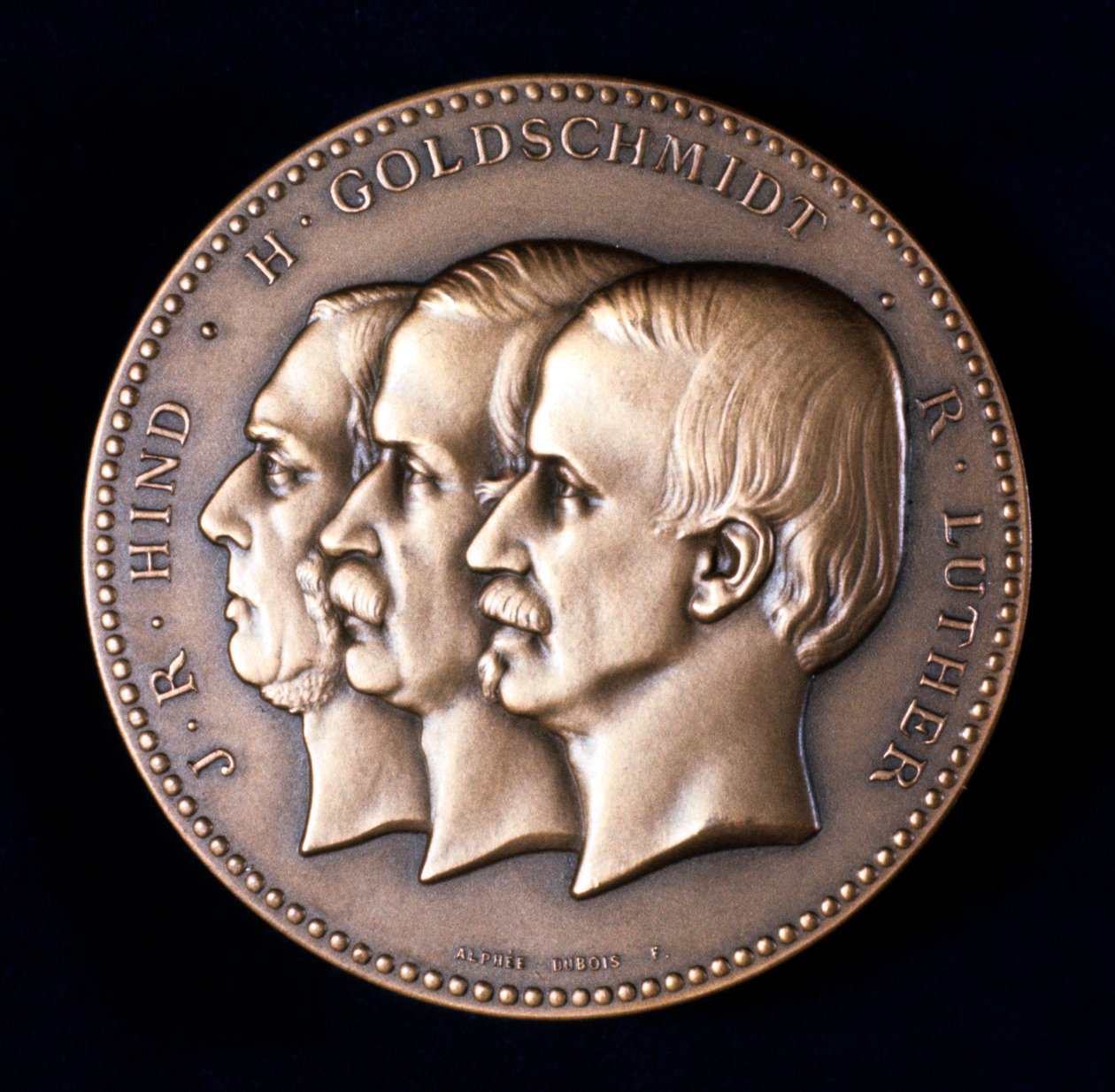 约翰·拉塞尔·辛德（John Russell Hind），赫尔曼·戈德施密特（Hermann Goldschmidt）和罗伯特·路德（Robert Luther），天文学家，摄于c1900年 作者 不明