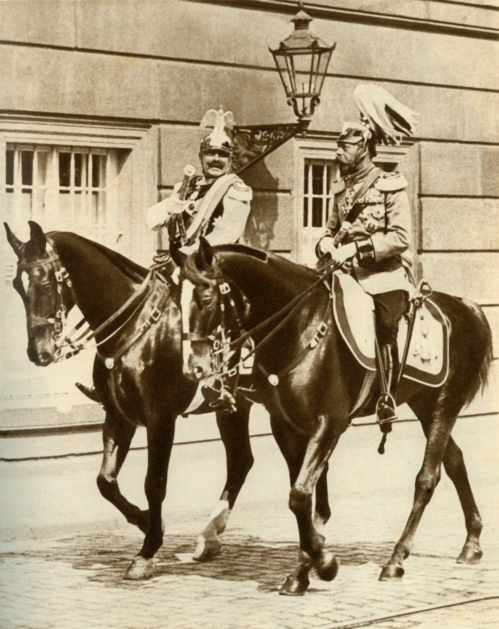 威廉皇帝二世和国王乔治五世（King George V），1911年，1935年，德国柏林。 作者 不明