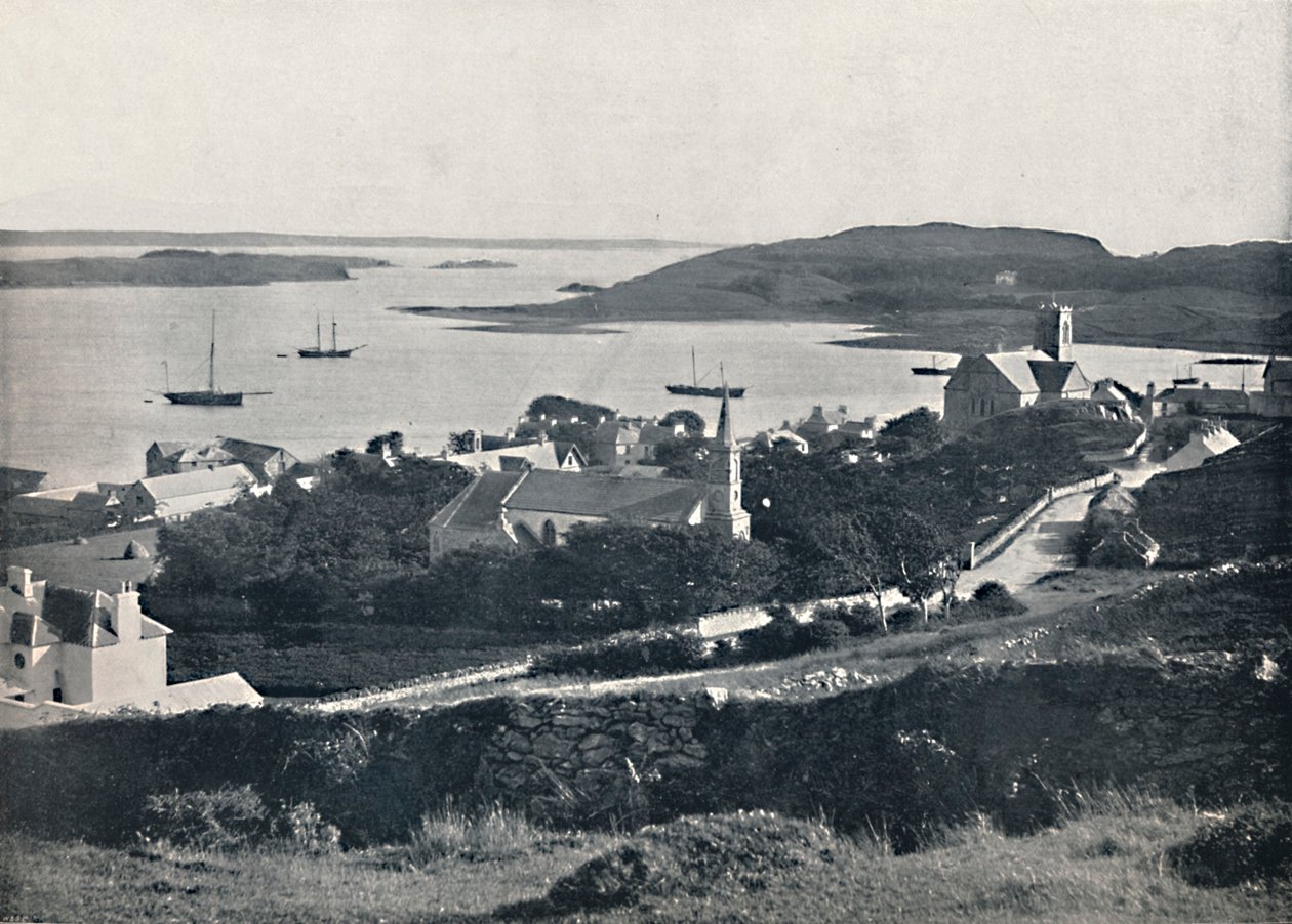 Killybegs-俯瞰村庄和海湾，1895年 作者 不明