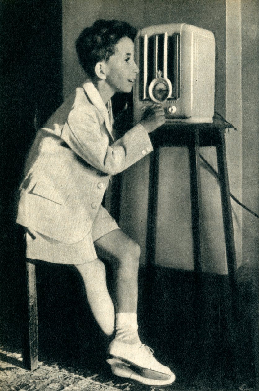 伊拉克国王费萨尔（1941）收听英国广播公司（BBC）为他的生日准备的广播。 作者 不明