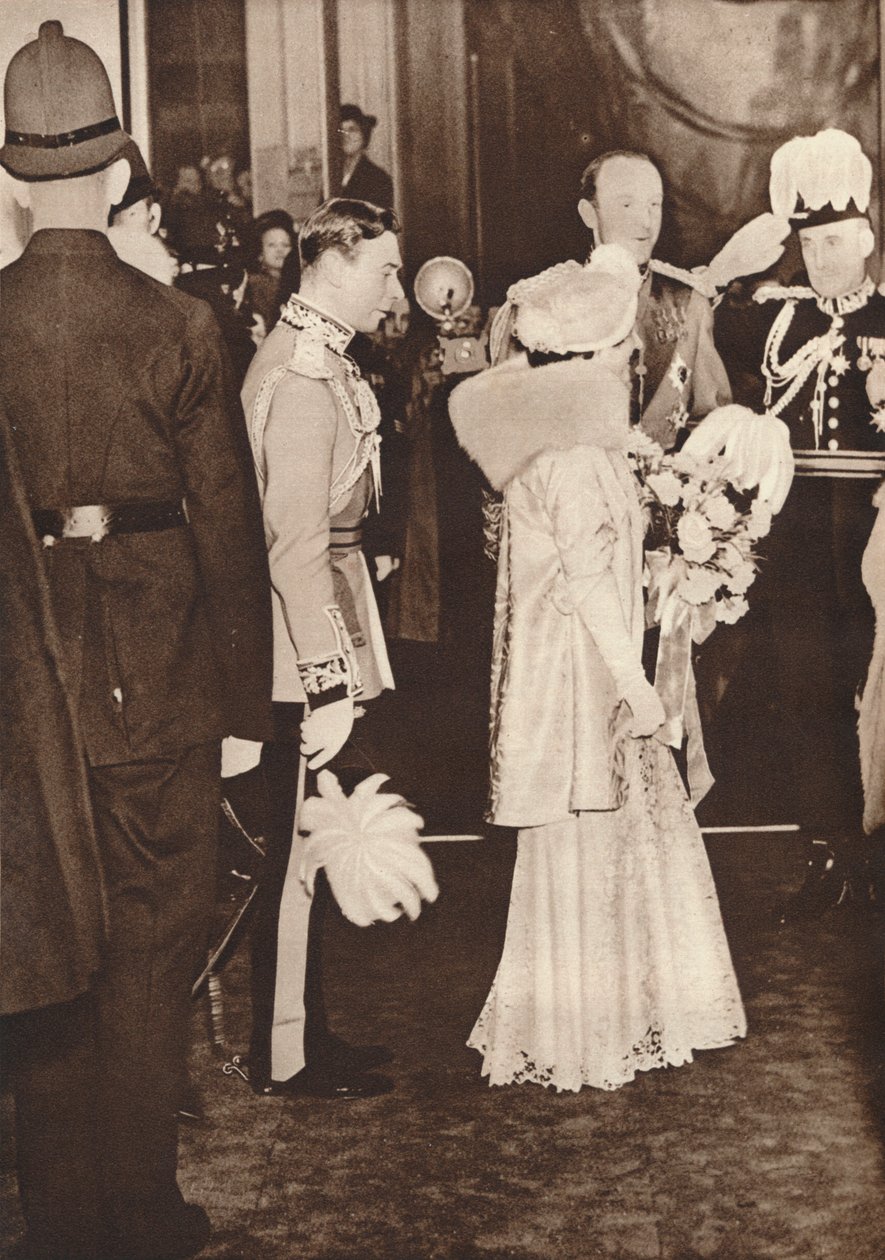 1937年，乔治六世国王和伊丽莎白女王为纪念加冕典礼离开午餐会 作者 不明