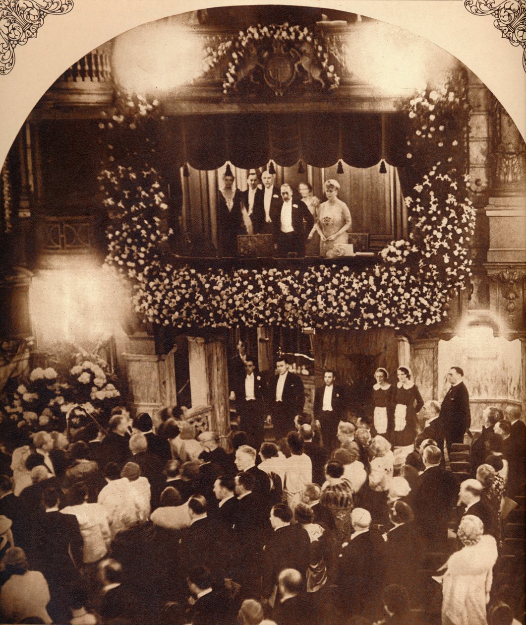 1920年代或1930年代，乔治五世国王和玛丽皇后参加皇家指挥综艺表演 作者 不明