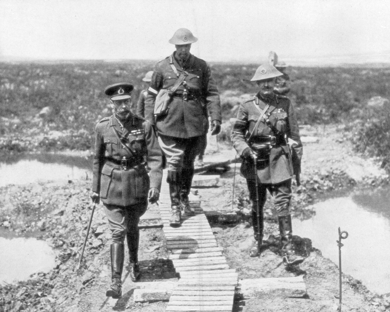1917年，国王乔治五世和加拿大居里将军在维米和梅西纳斯观看了占领的土地 作者 不明