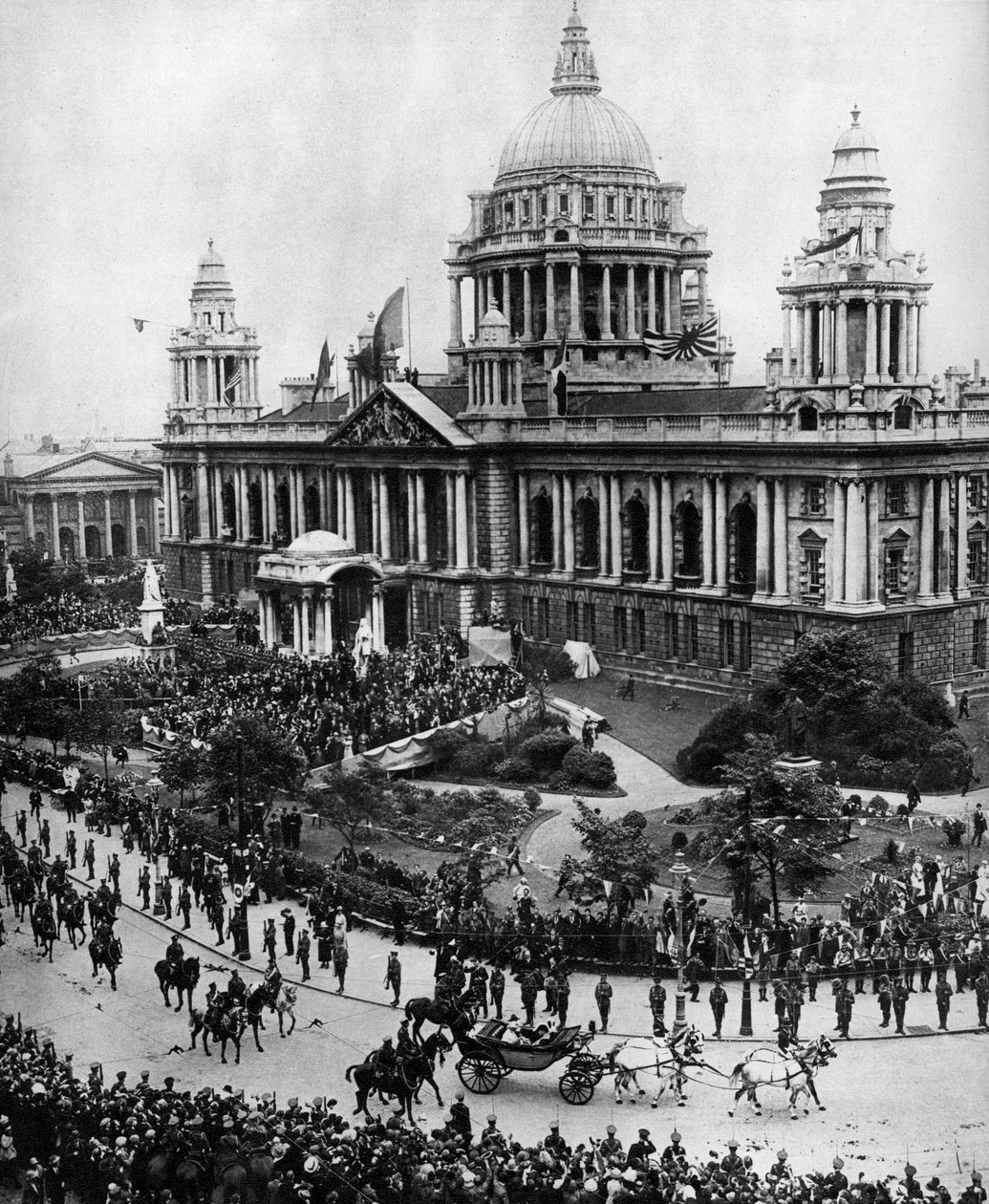 乔治五世国王驾车于1921年在贝尔法斯特开设第一个阿尔斯特议会，1935年 作者 不明