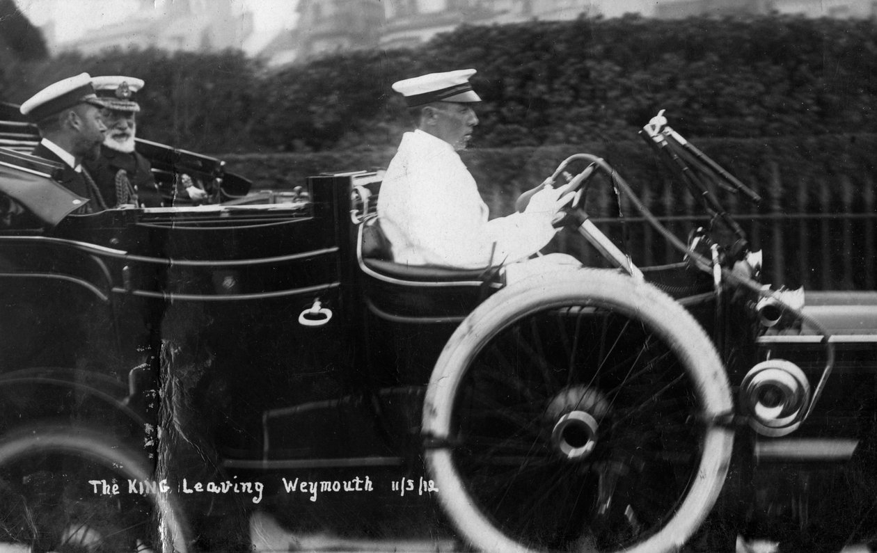 1912年3月11日，乔治五世国王驾车离开多塞特郡韦茅斯 作者 不明