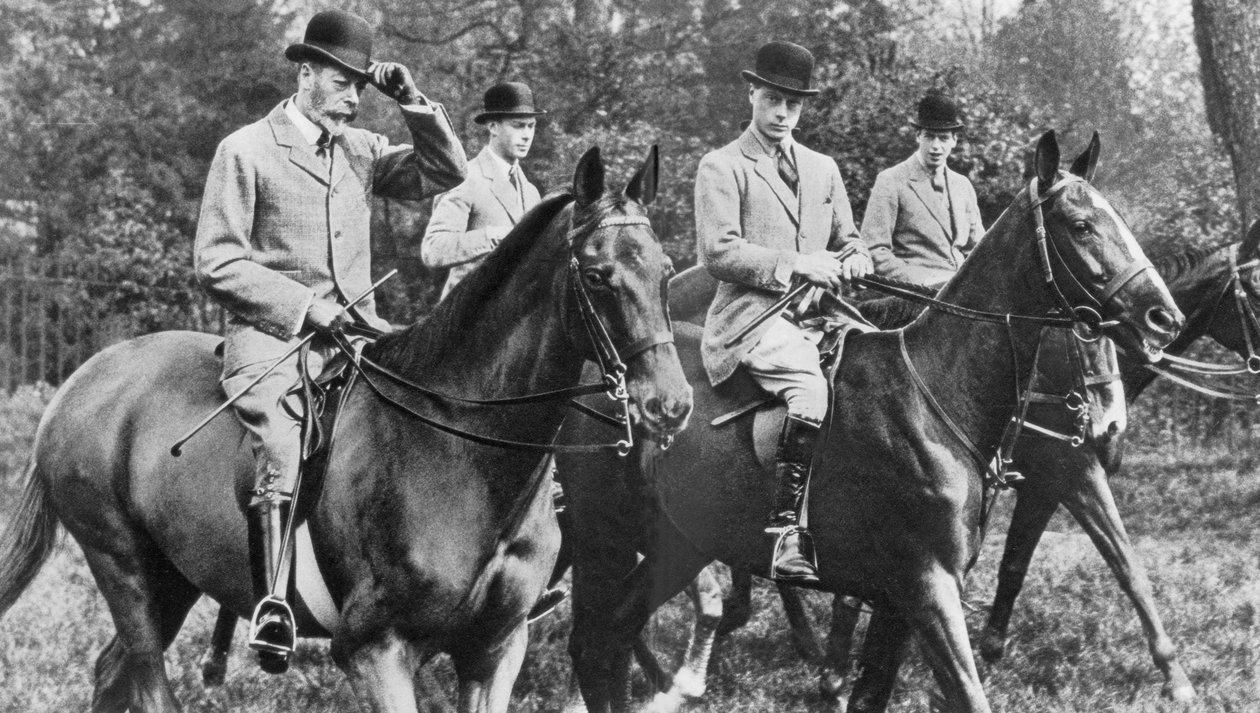 乔治五世国王和他的儿子一起在温莎大公园骑马，大约1930年代 作者 不明