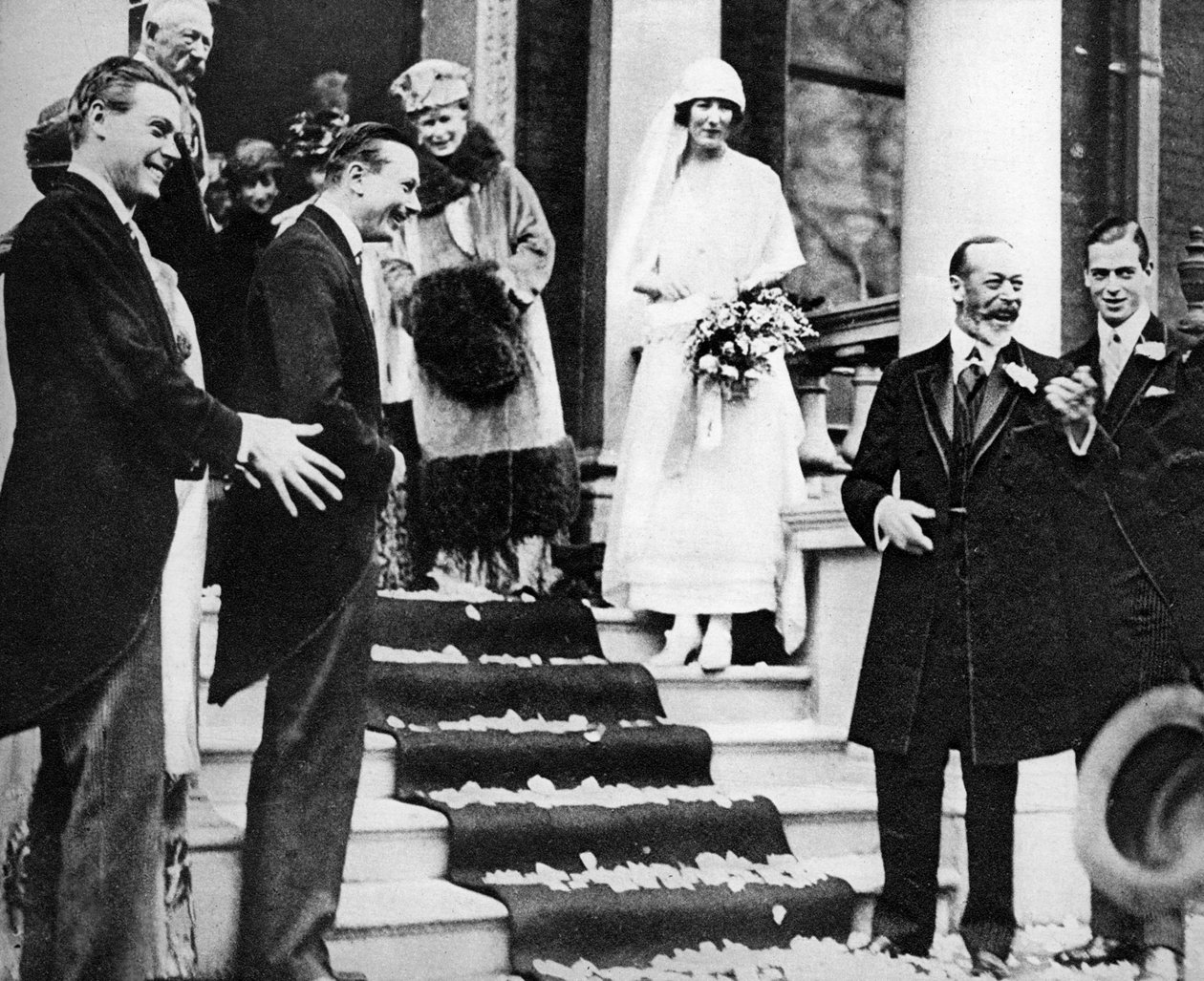 1923年，乔治五世国王向莫德公主挥手致意，祝她蜜月之旅 作者 不明