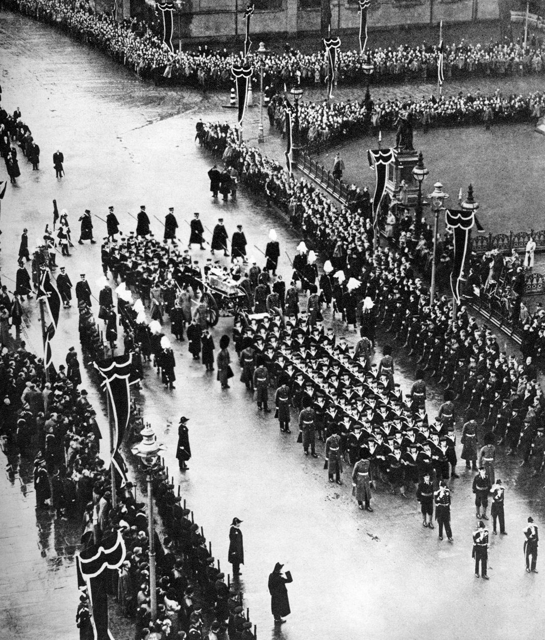 1936年，乔治国王（King George Vs）与葬礼队伍从伦敦皇宫（Palace Yard）离开 作者 不明