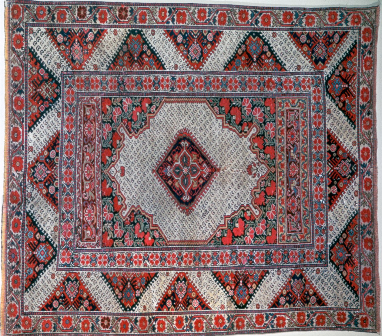 Kis Ghiordes地毯，土耳其奥斯曼帝国 作者 不明