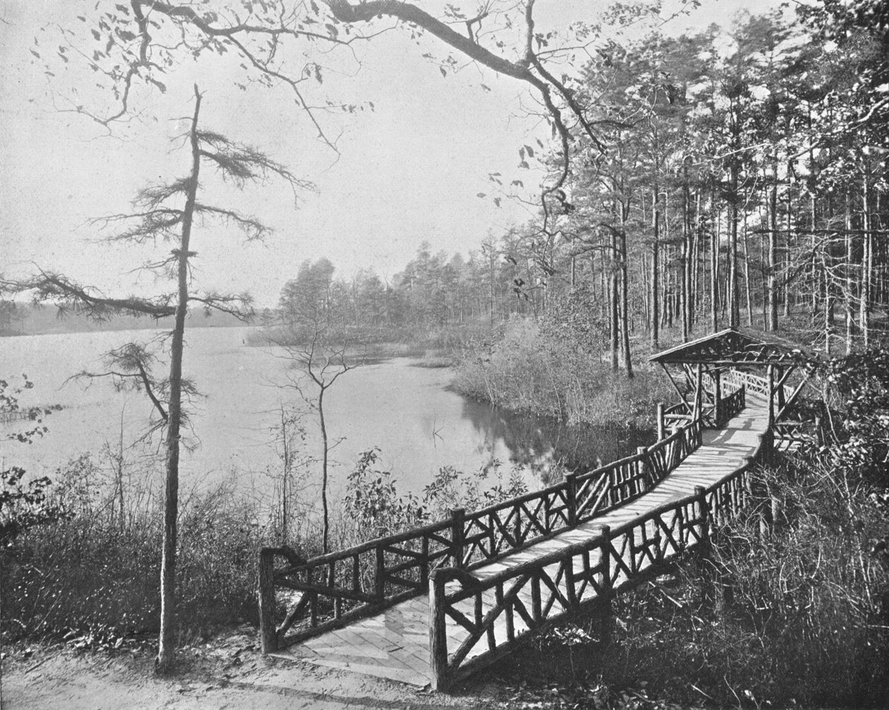 美国新泽西州莱克伍德市接吻桥，摄于1900年。 作者 不明
