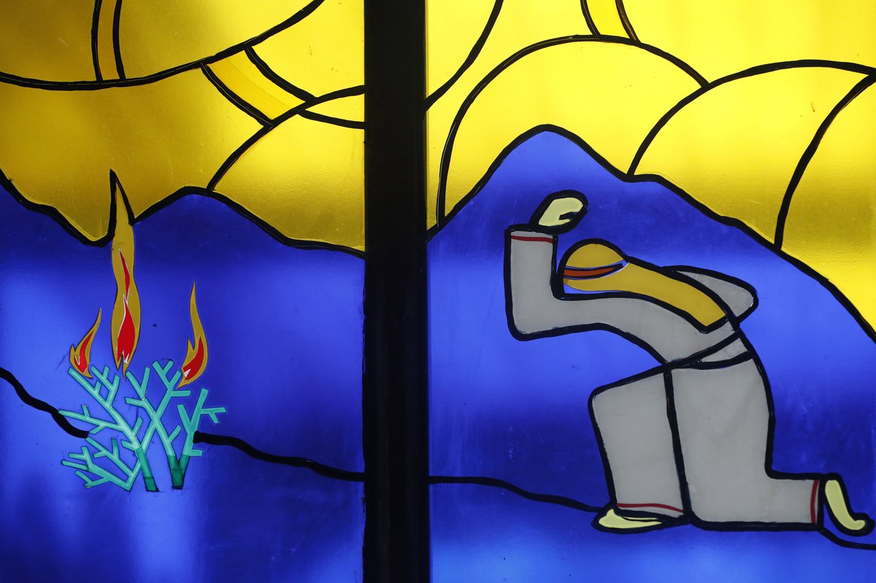Kon Tum Cathedral. Stained glass window. Moses and the Burning Bush. Kon Tum. Vietnam 作者 不明