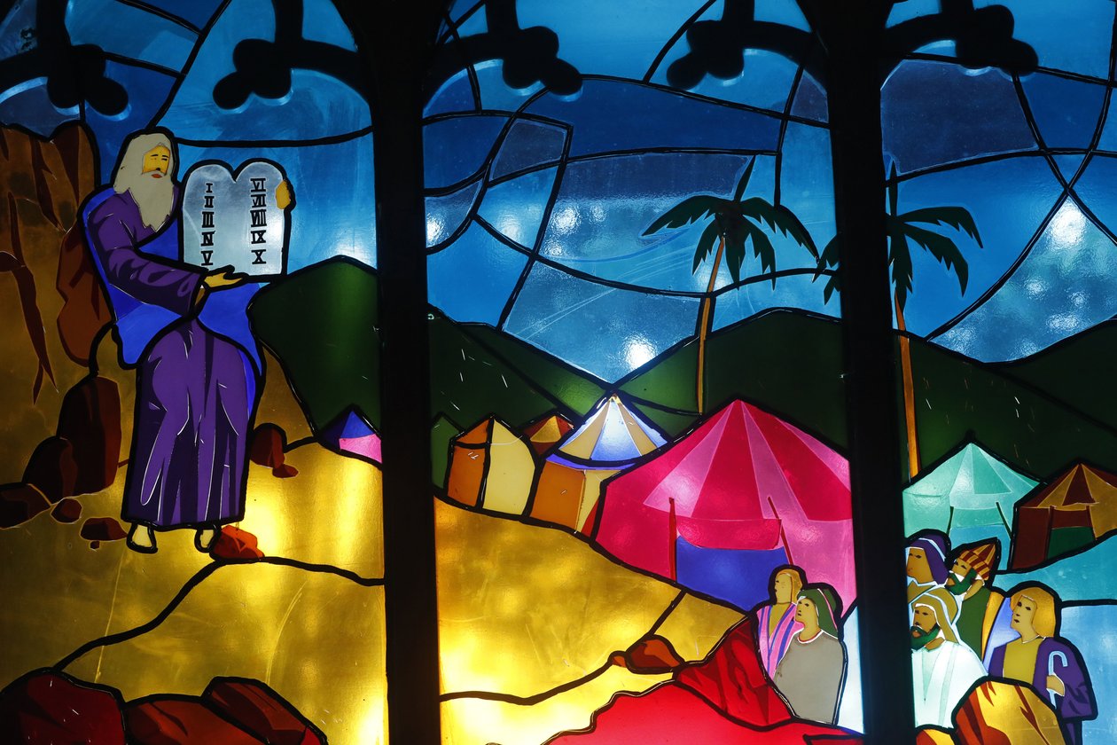 Kon Tum Cathedral. Stained glass window. Moses with the Tables of the Law. Kon Tum. Vietnam 作者 不明