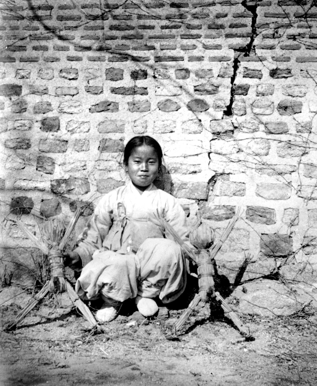 洋娃娃的韩国姑娘，1900年 作者 不明
