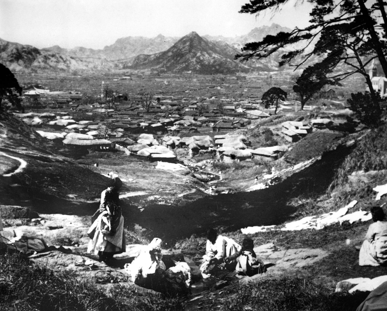 韩国妇女在山坡上，韩国首尔，1900年 作者 不明