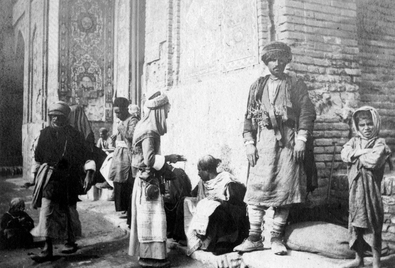 伊拉克卡齐曼清真寺外的库尔德理发师，1917-1919年 作者 不明