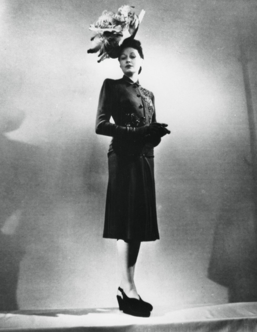 时尚的La femme，由法国时装设计师雅克·法斯（Jacques Fath）装扮，1943年1月，巴黎 作者 不明