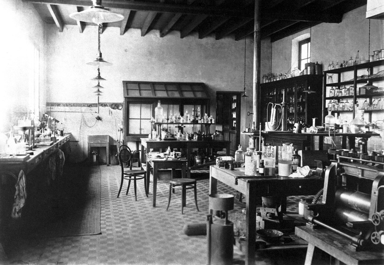 1890年代，阿尔弗雷德·诺贝尔（Alfred Nobel）在他位于圣雷莫的别墅中的实验室 作者 不明