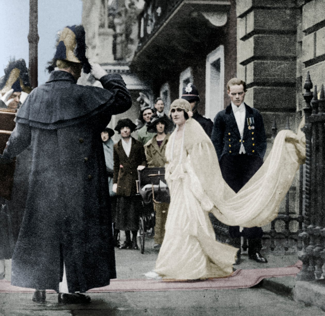 伊丽莎白·鲍伊斯·里昂夫人在1937年4月26日于威斯敏斯特大教堂结婚的路上 作者 不明