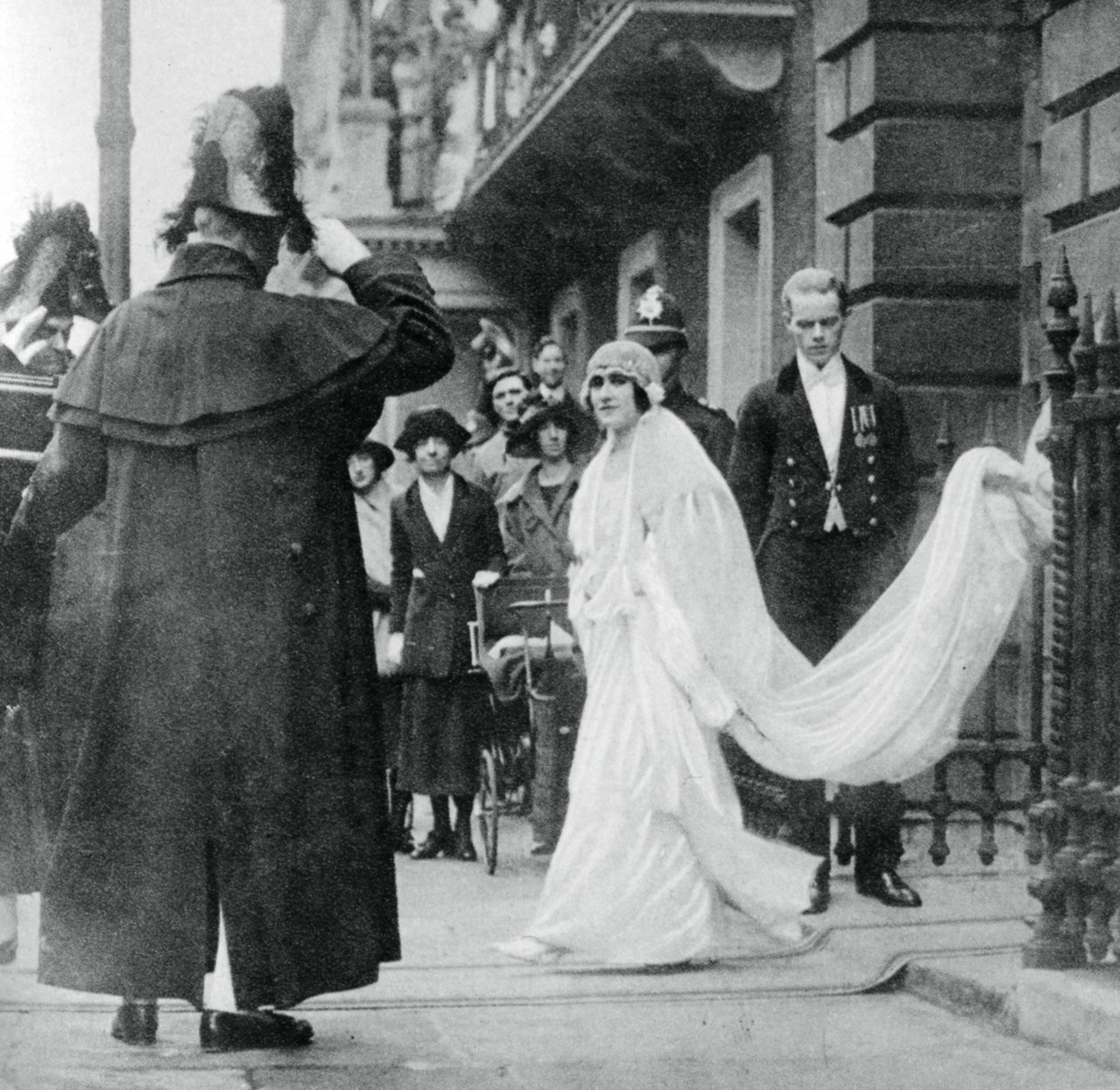 1937年4月26日，伊丽莎白·鲍伊斯·里昂夫人在威斯敏斯特大教堂结婚的路上 作者 不明