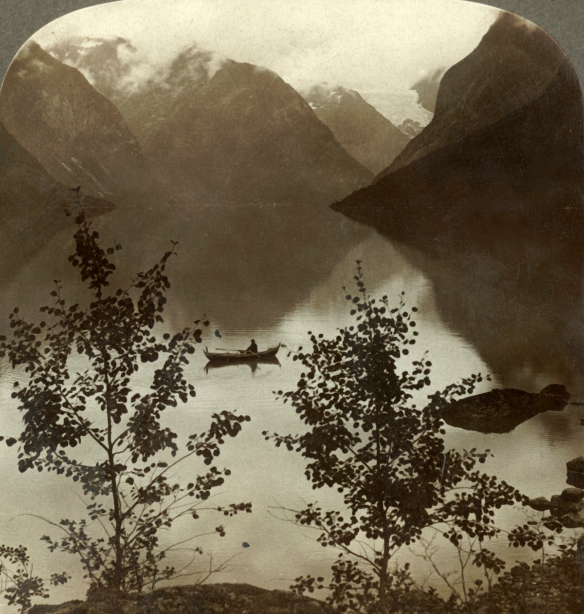 洛恩湖（Lake Loen）-由冰川覆盖的云雾笼罩的山岸-挪威，约1905年。 作者 不明