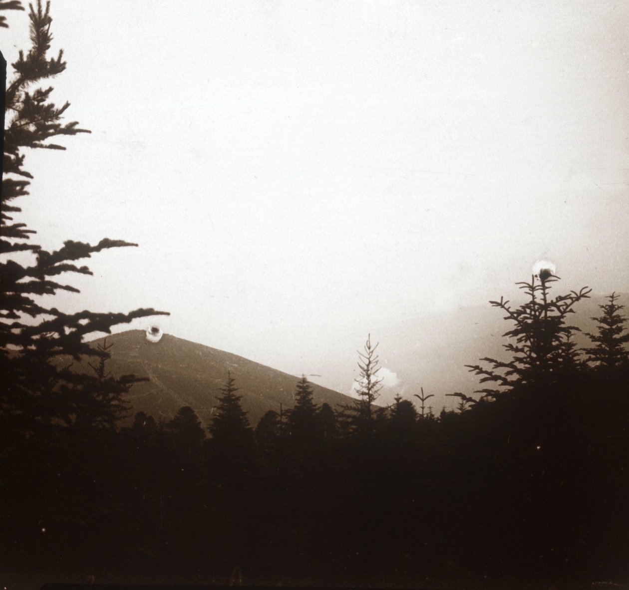 风景，远处冒烟，阿尔萨斯，c1914-c1918 作者 不明