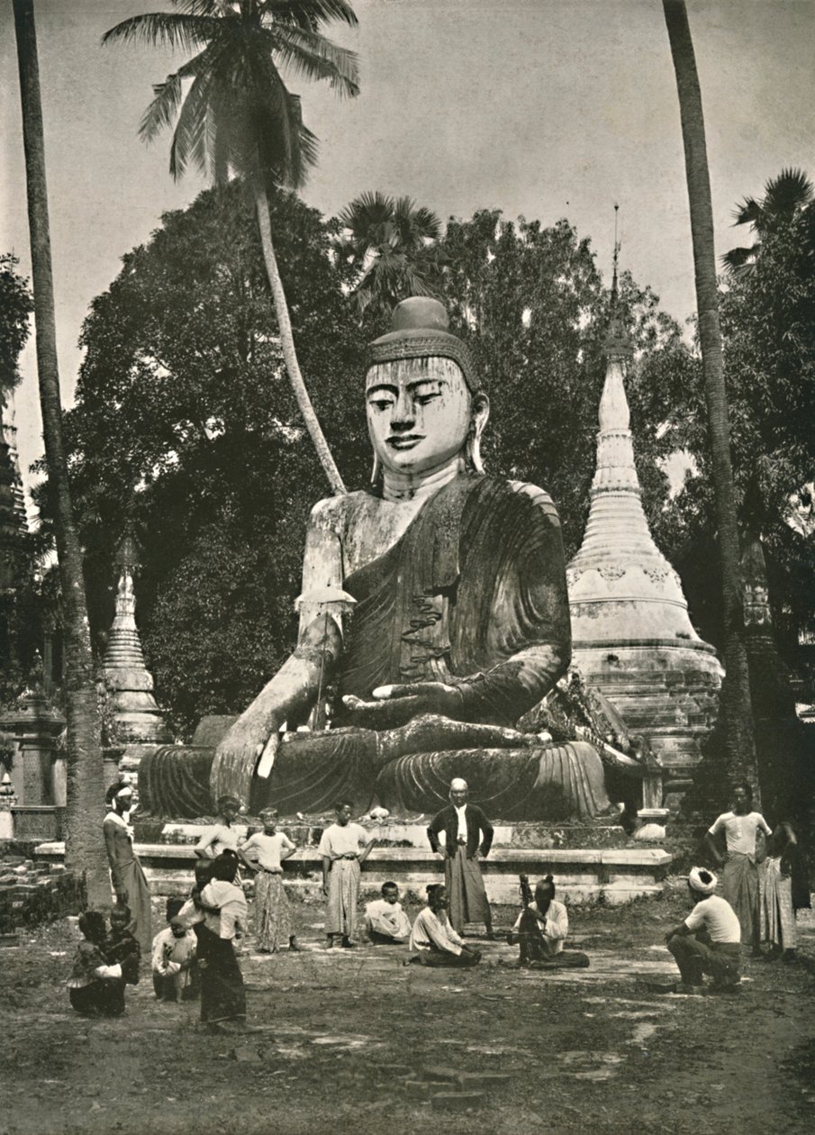 仰光瑞达贡平台上的大佛像，1900年。 作者 不明